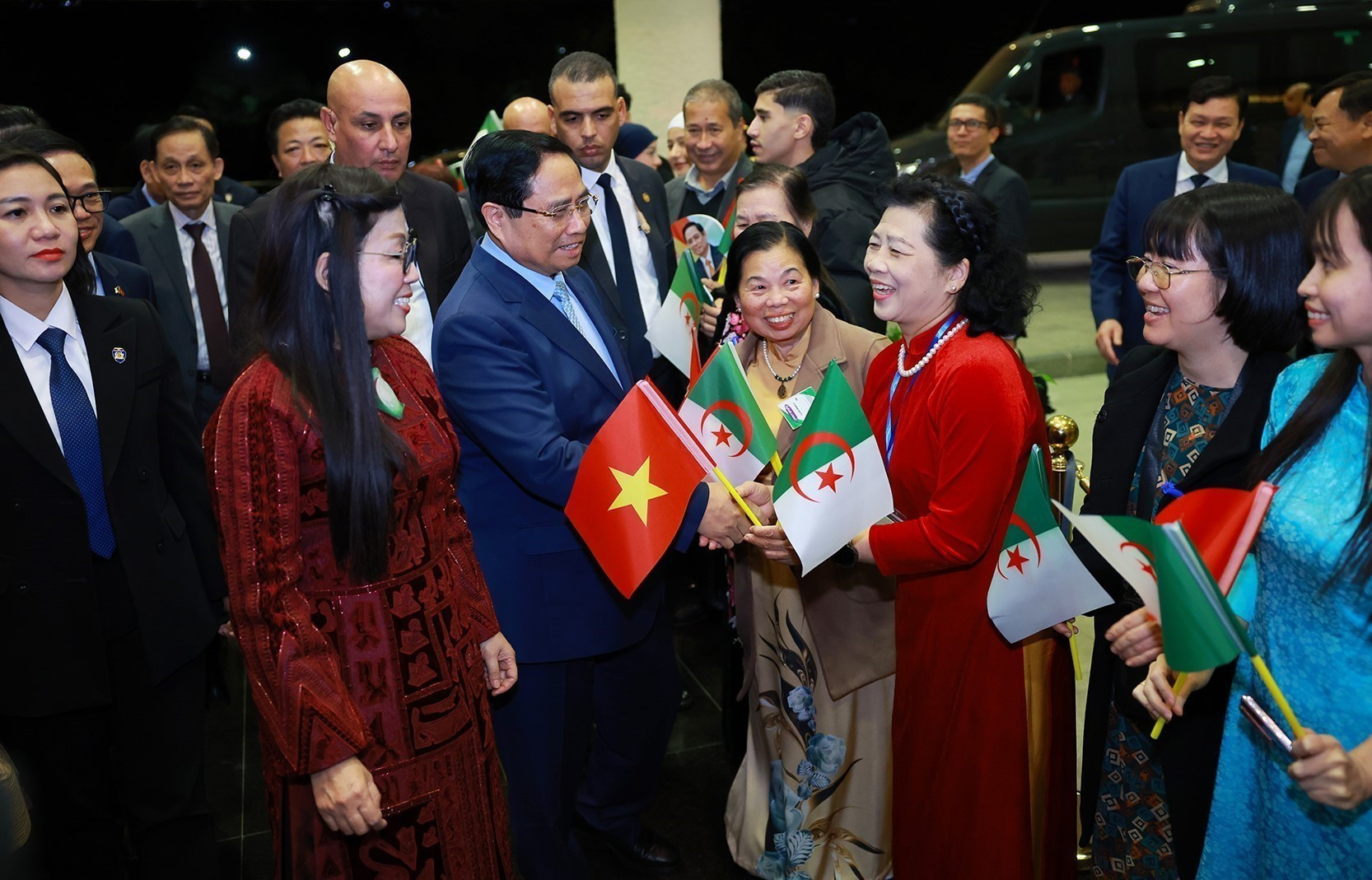 vna-potal-thu-tuong-va-phu-nhan-gap-cong-dong-nguoi-viet-nam-tai-algeria-8417105.jpg
